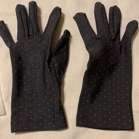 Women’s gray polkadot spandex gloves - Picture 3 of 4